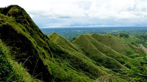 meaning ng bulubundukin|bulubundukin in English .
